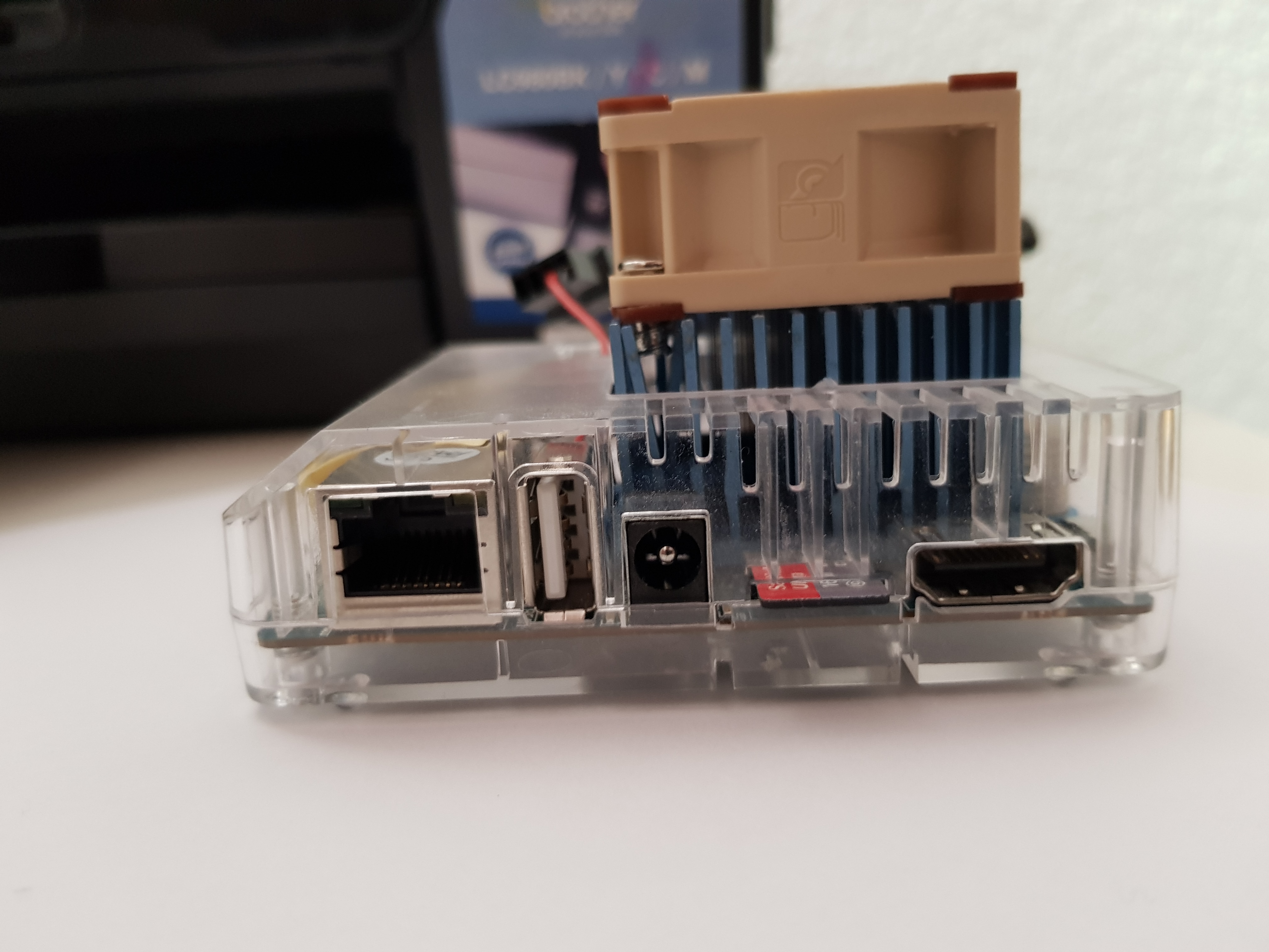 Seitenansicht des oDroid XU4 mit dem Noctua NF-A4x20